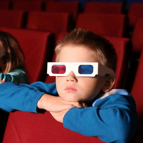 дети смотрят кино