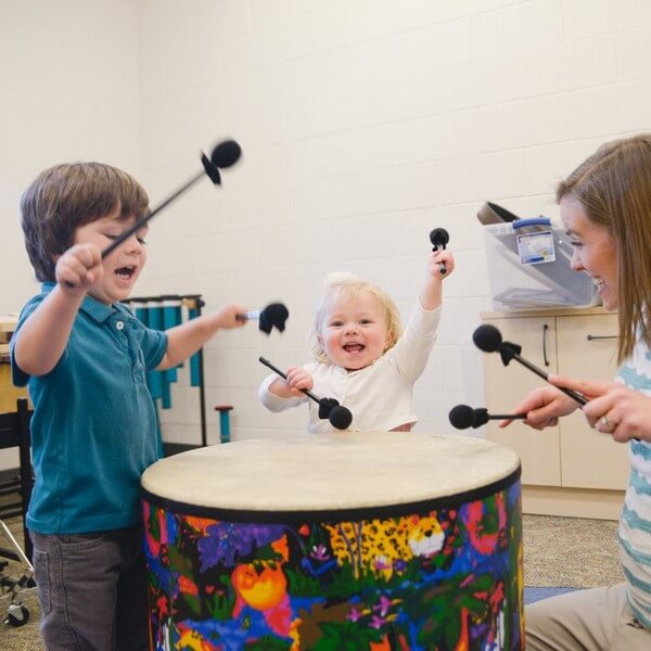 дети играют на барабане