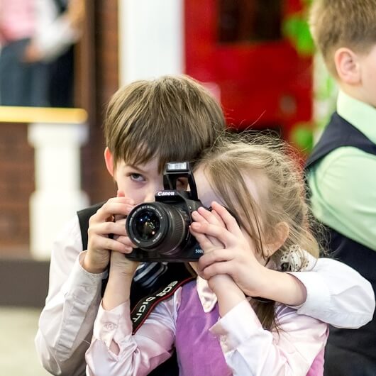 дети фотографируют